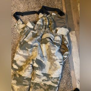 Cabelas stand hunter Camo  bibs. Men’s size Medium